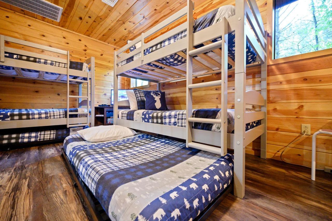 Hickory Bear - Cabin Surrounded By Pines, Sleeps 10, Hot Tub, Fire Pit, Arcade, Foosball Table & Deck Slide Broken Bow Extérieur photo