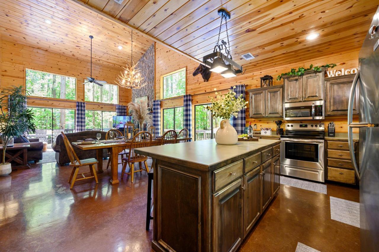 Hickory Bear - Cabin Surrounded By Pines, Sleeps 10, Hot Tub, Fire Pit, Arcade, Foosball Table & Deck Slide Broken Bow Extérieur photo