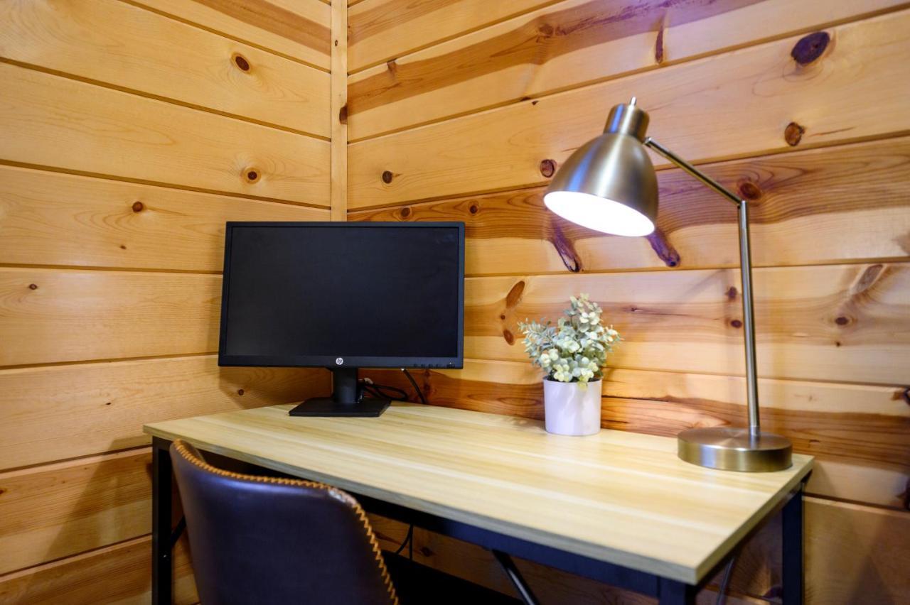 Hickory Bear - Cabin Surrounded By Pines, Sleeps 10, Hot Tub, Fire Pit, Arcade, Foosball Table & Deck Slide Broken Bow Extérieur photo