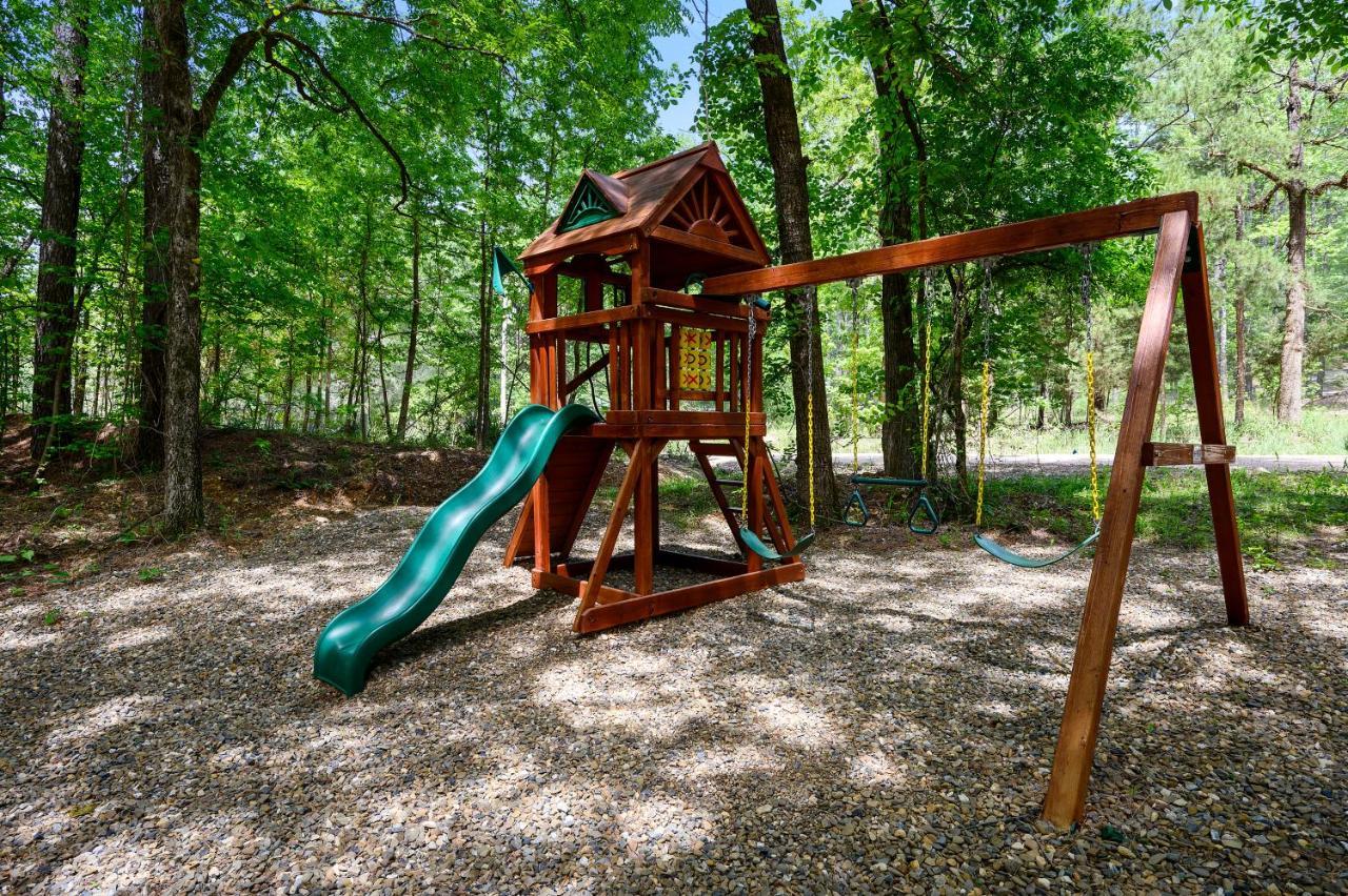Hickory Bear - Cabin Surrounded By Pines, Sleeps 10, Hot Tub, Fire Pit, Arcade, Foosball Table & Deck Slide Broken Bow Extérieur photo