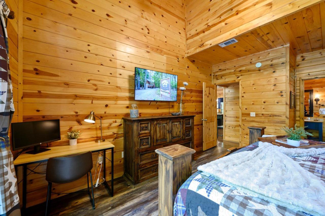 Hickory Bear - Cabin Surrounded By Pines, Sleeps 10, Hot Tub, Fire Pit, Arcade, Foosball Table & Deck Slide Broken Bow Extérieur photo