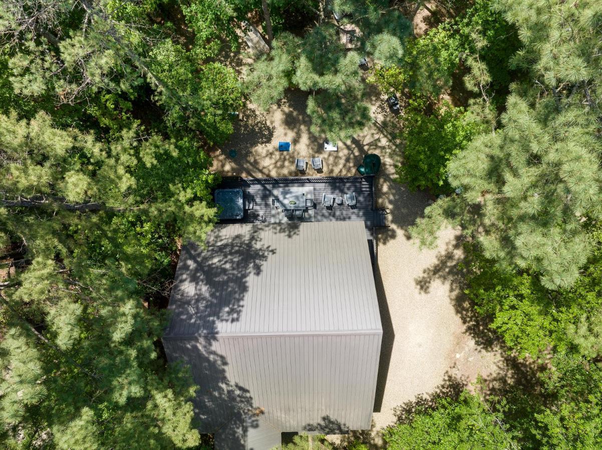 Hickory Bear - Cabin Surrounded By Pines, Sleeps 10, Hot Tub, Fire Pit, Arcade, Foosball Table & Deck Slide Broken Bow Extérieur photo