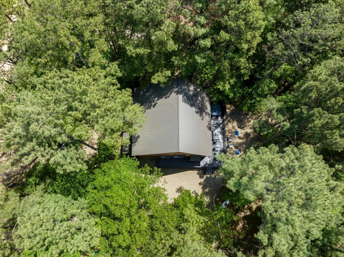 Hickory Bear - Cabin Surrounded By Pines, Sleeps 10, Hot Tub, Fire Pit, Arcade, Foosball Table & Deck Slide Broken Bow Extérieur photo